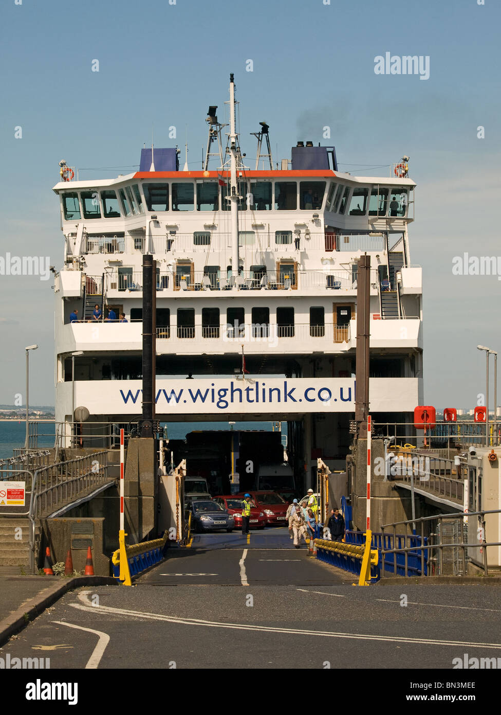 Autos und Passagiere zu aus Wighlinks Auto aussteigen Fähre St Clare an Fishbourne Isle Of Wight Hampshire England UK Stockfoto