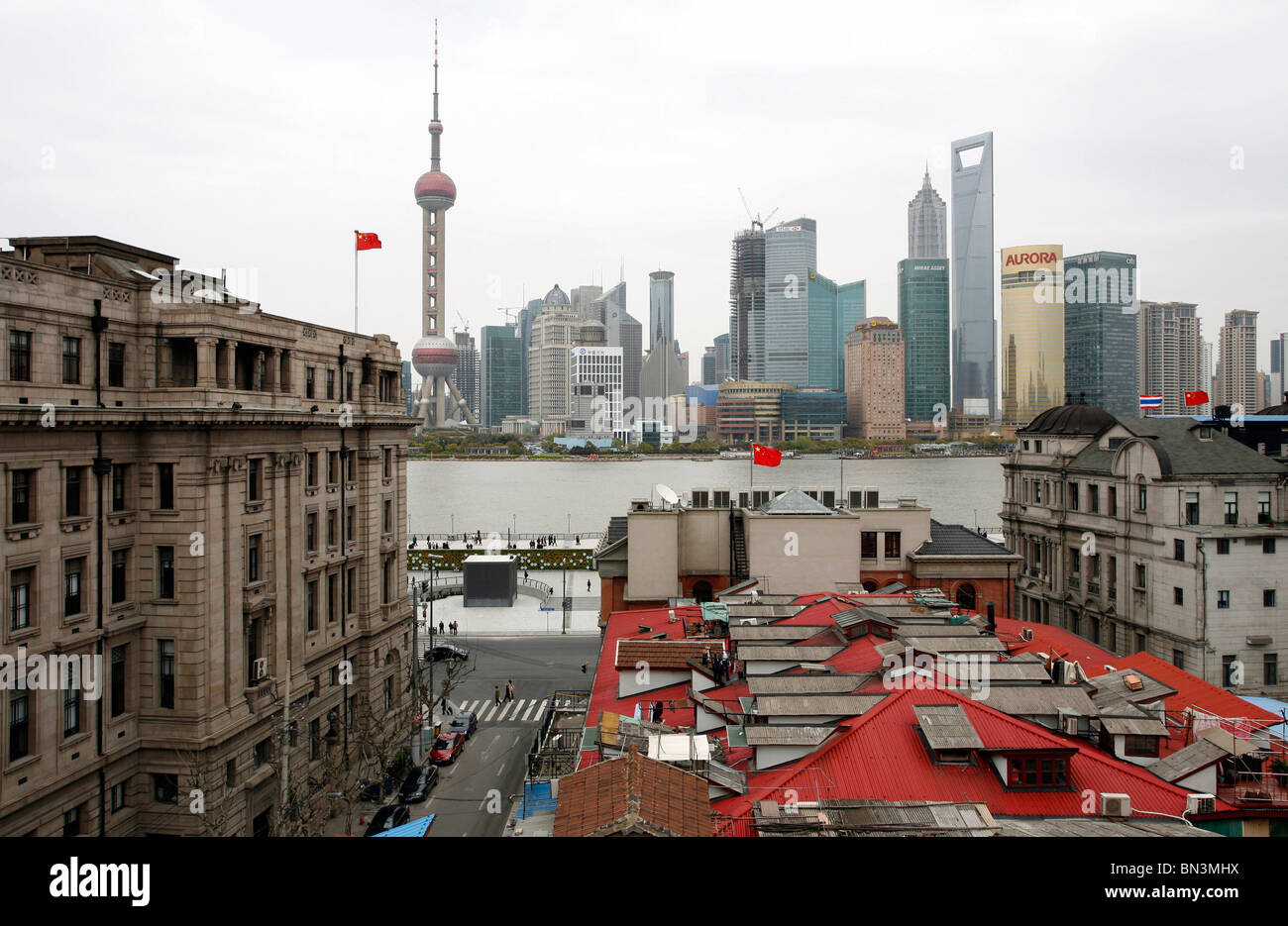 Jin Mao Tower, Shanghai World Financial Center, Oriental Pearl Tower und Huangpu-Fluss, Shanghai, China, Asien Stockfoto
