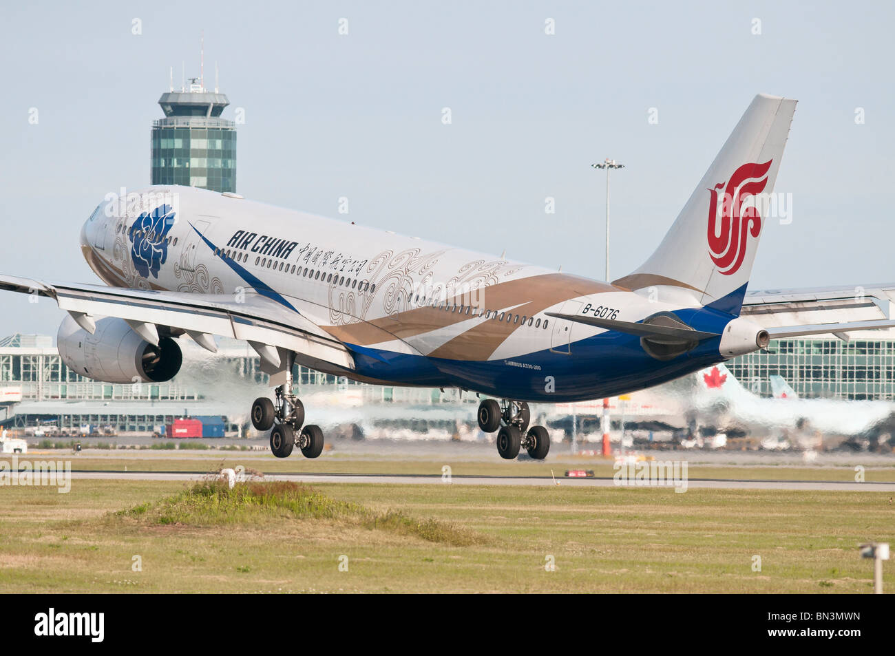 Ein Air China Airbus A330-200 Landung in Vancouver International Airport (YVR). Stockfoto