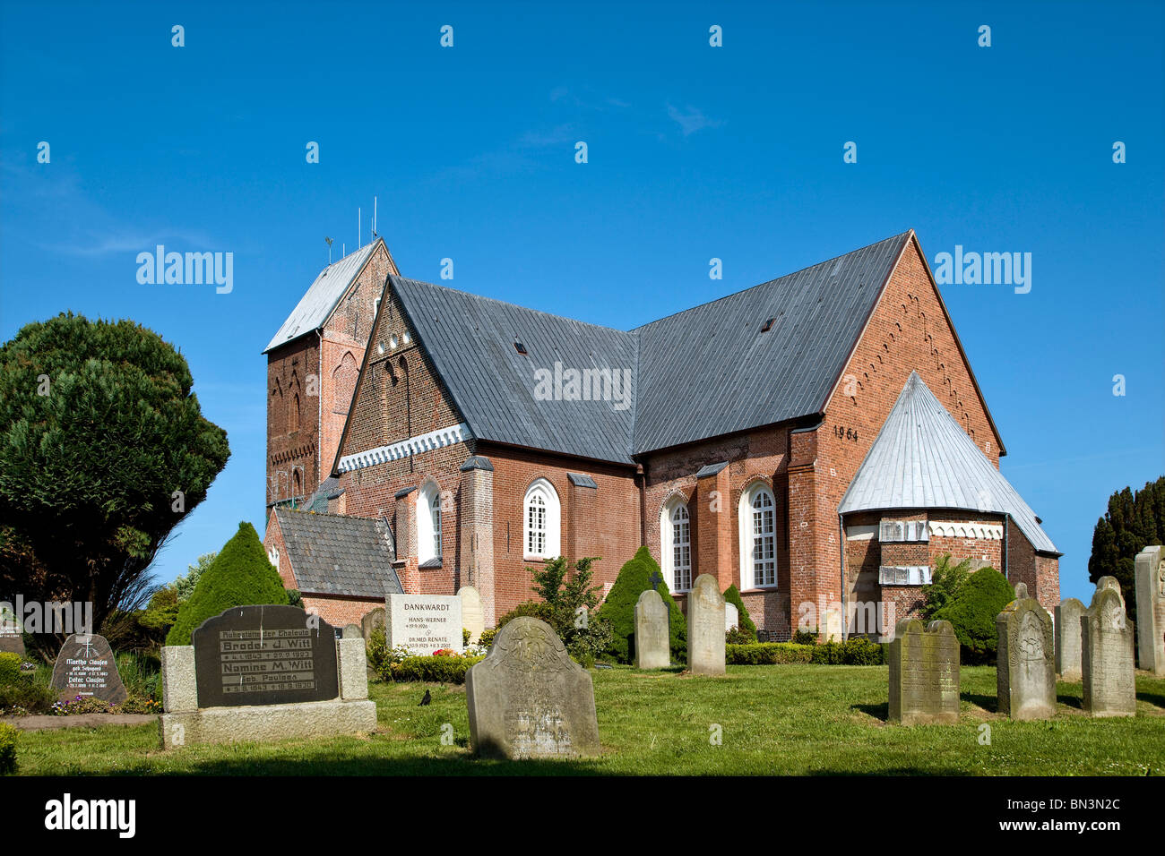 Friedhof vor der Kirche St. Johns, Nieblum, Fˆhr, Schleswig-Holstein, Deutschland, niedrigen Winkel Blick Stockfoto