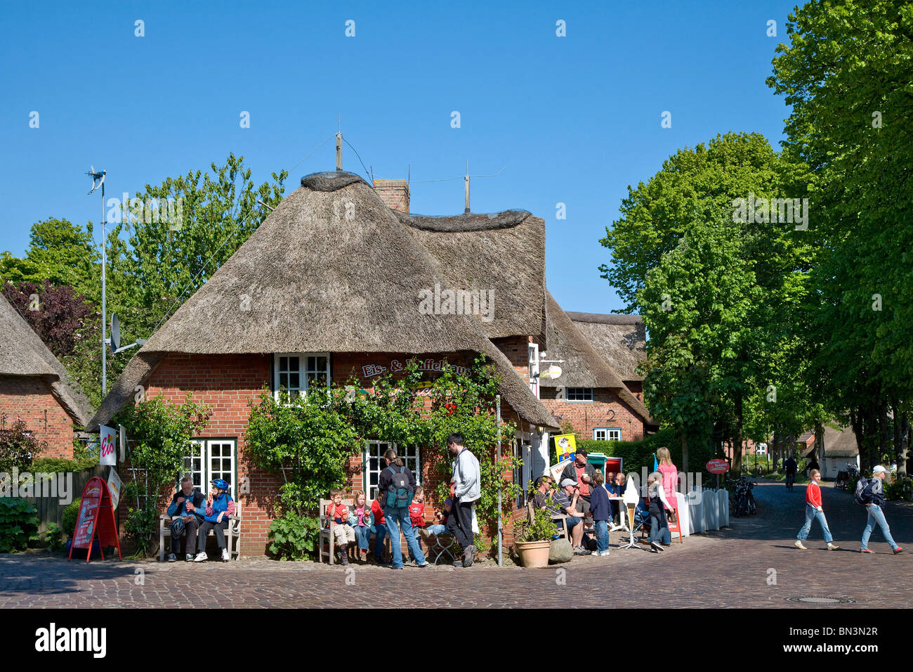 Gruppe von Personen vor einem friesische Haus Nieblum, Föhr, Schleswig-Holstein, Deutschland Stockfoto