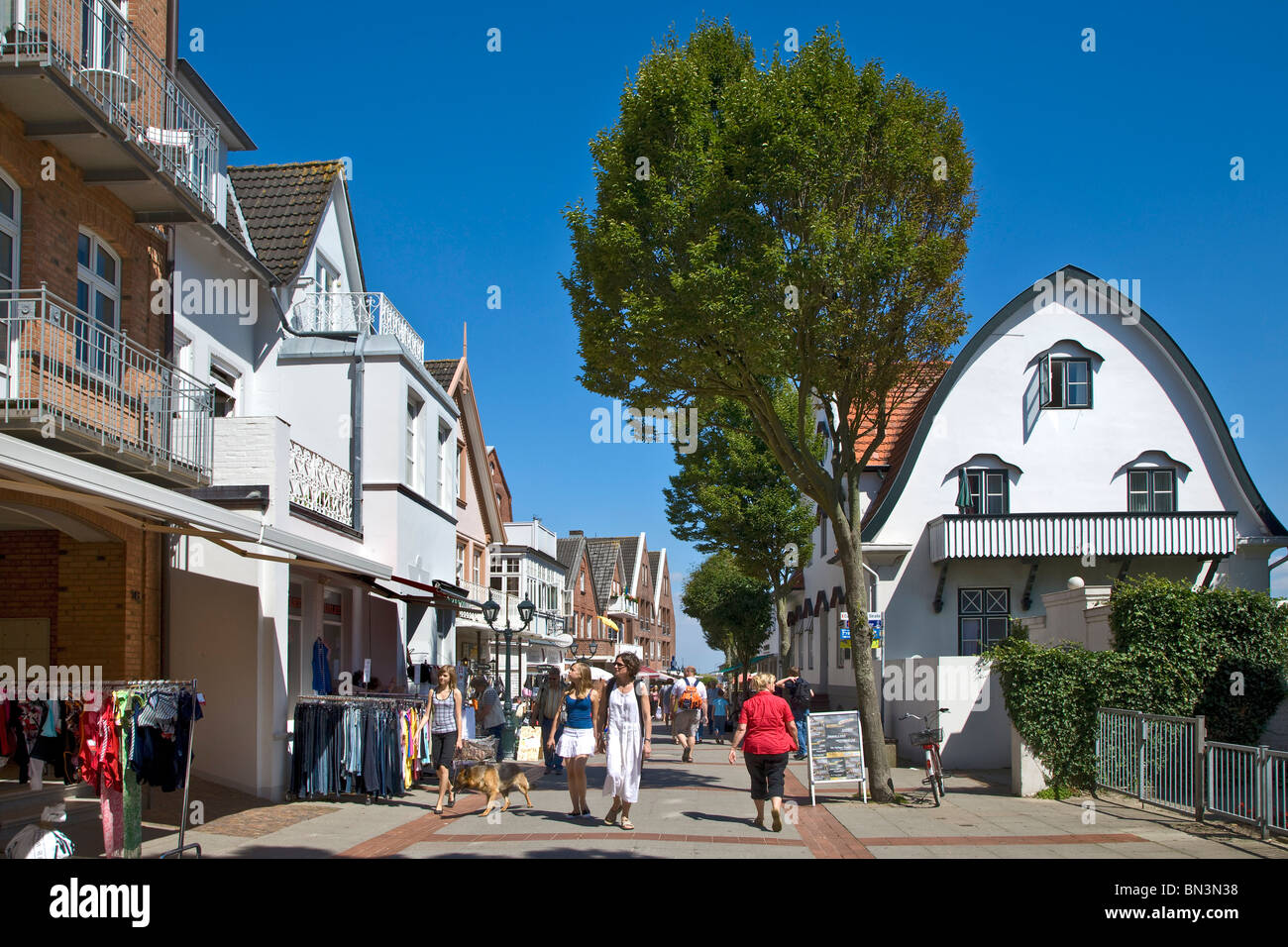 fussgangerzone-in-wyk-auf-fohr-fohr-nordfriesland-schleswig-holstein-deutschland-bn3n38 Ort Auf Fohr 3 Buchstaben