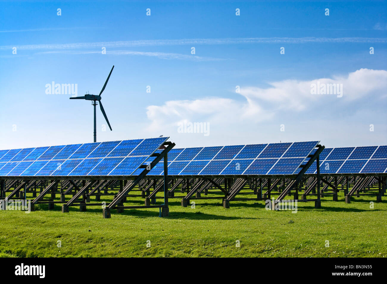 Sonnenkollektoren und Windkraftanlage, Pellworm, Nordfriesischen Inseln, Deutschland Stockfoto
