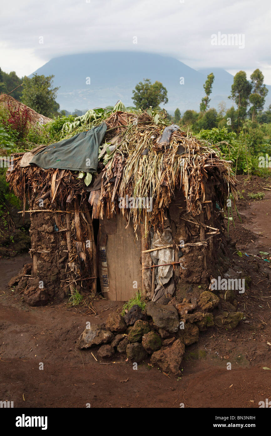 Lehmhütte in Pygmäen Dorf, Uganda, Ostafrika, Afrika Stockfoto