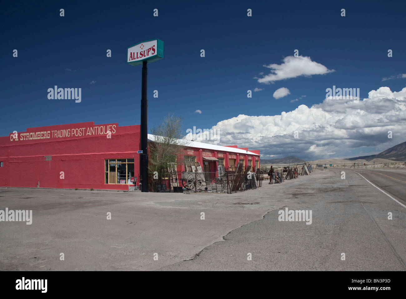 Antiquitätengeschäft neben einem Country Road, New Mexico, USA Stockfoto