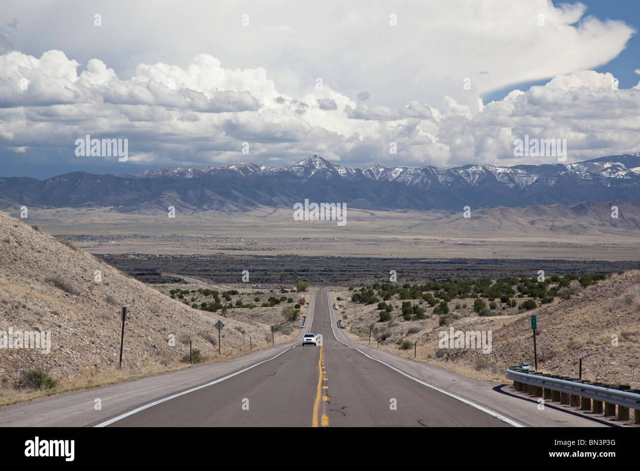 Auto auf einer Landstraße, Valley of Fires, New Mexico, USA, erhöhten Blick Stockfoto