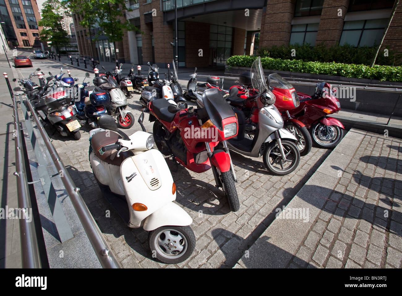 Zahlreiche Motorräder und Roller in der Innenstadt von London Stockfoto