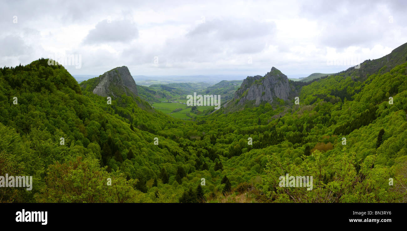 Panoramablick über vulkanische Landschaft, Auvergne, Frankreich Stockfoto