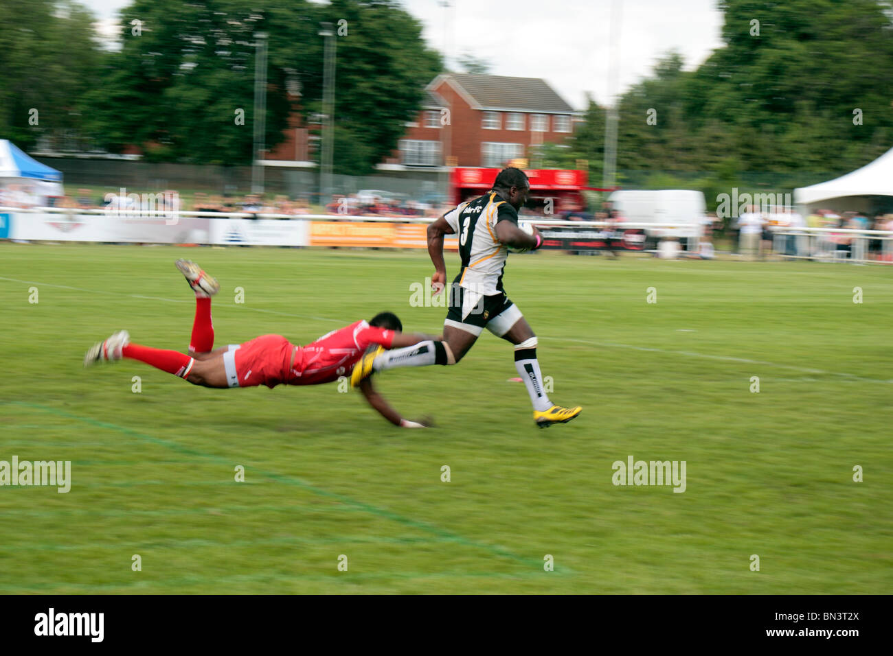 Ein Flügelspieler entweicht eine letzte Chance gegen Ingame ein Rugby Sevens, Rugby Club Richmond, Surrey, UK. Juni 2010 (einige Unschärfen) Stockfoto