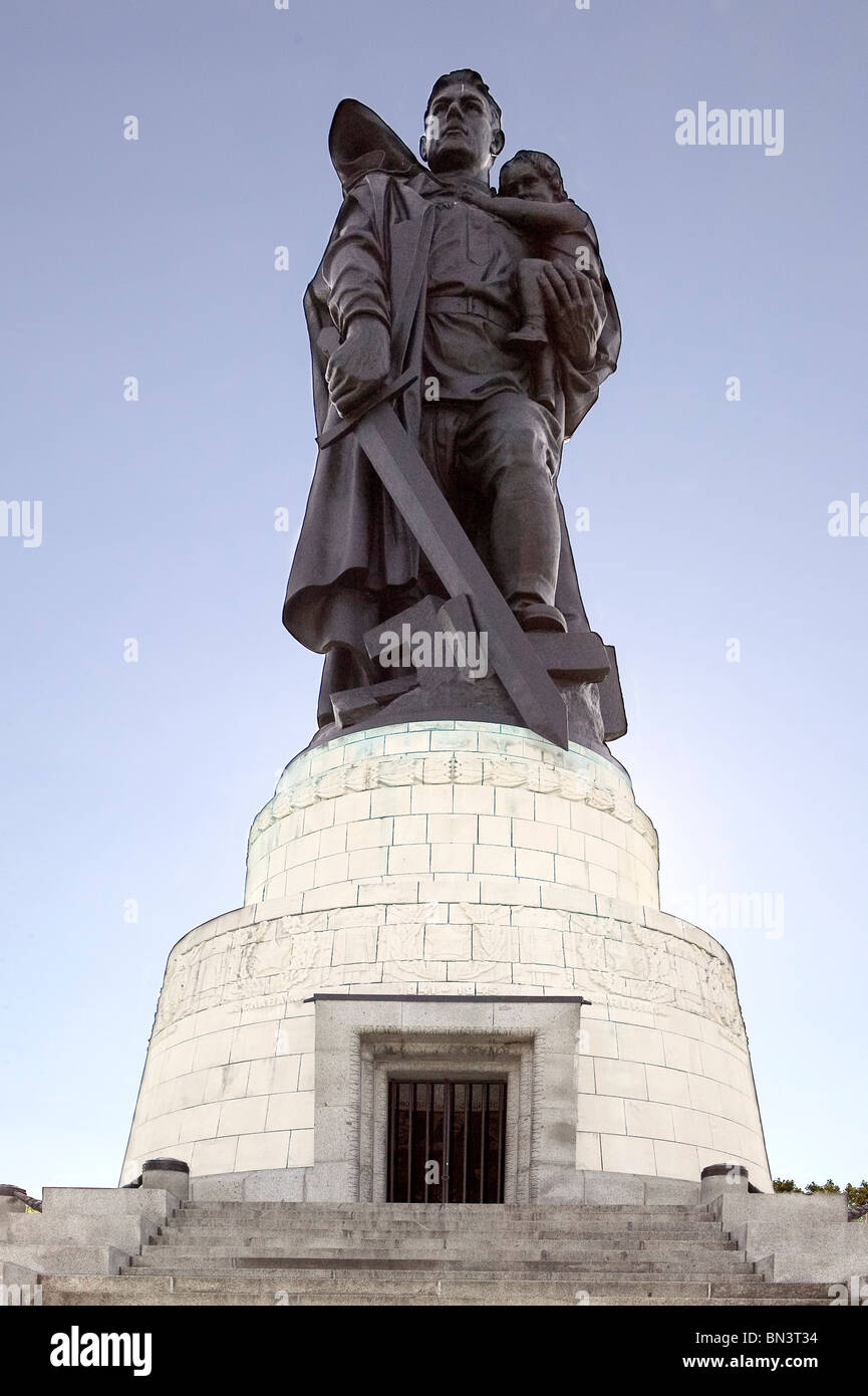 Niedrigen Winkel Blick auf Freiheitsstatue Mann mit Kind Stockfoto
