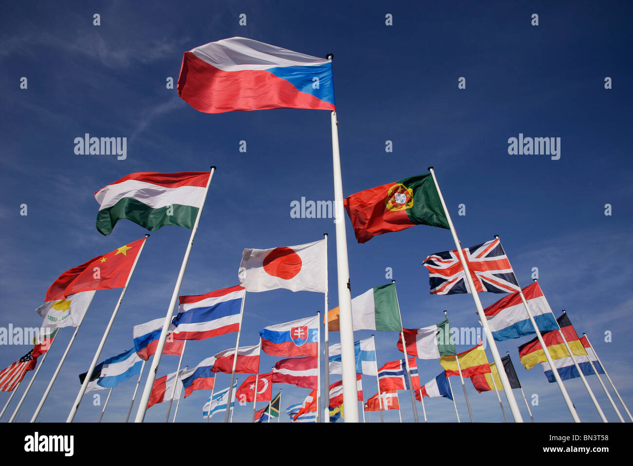 Niedrigen Winkel Blick auf nationale Fahnen flattern gegen Himmel Stockfoto