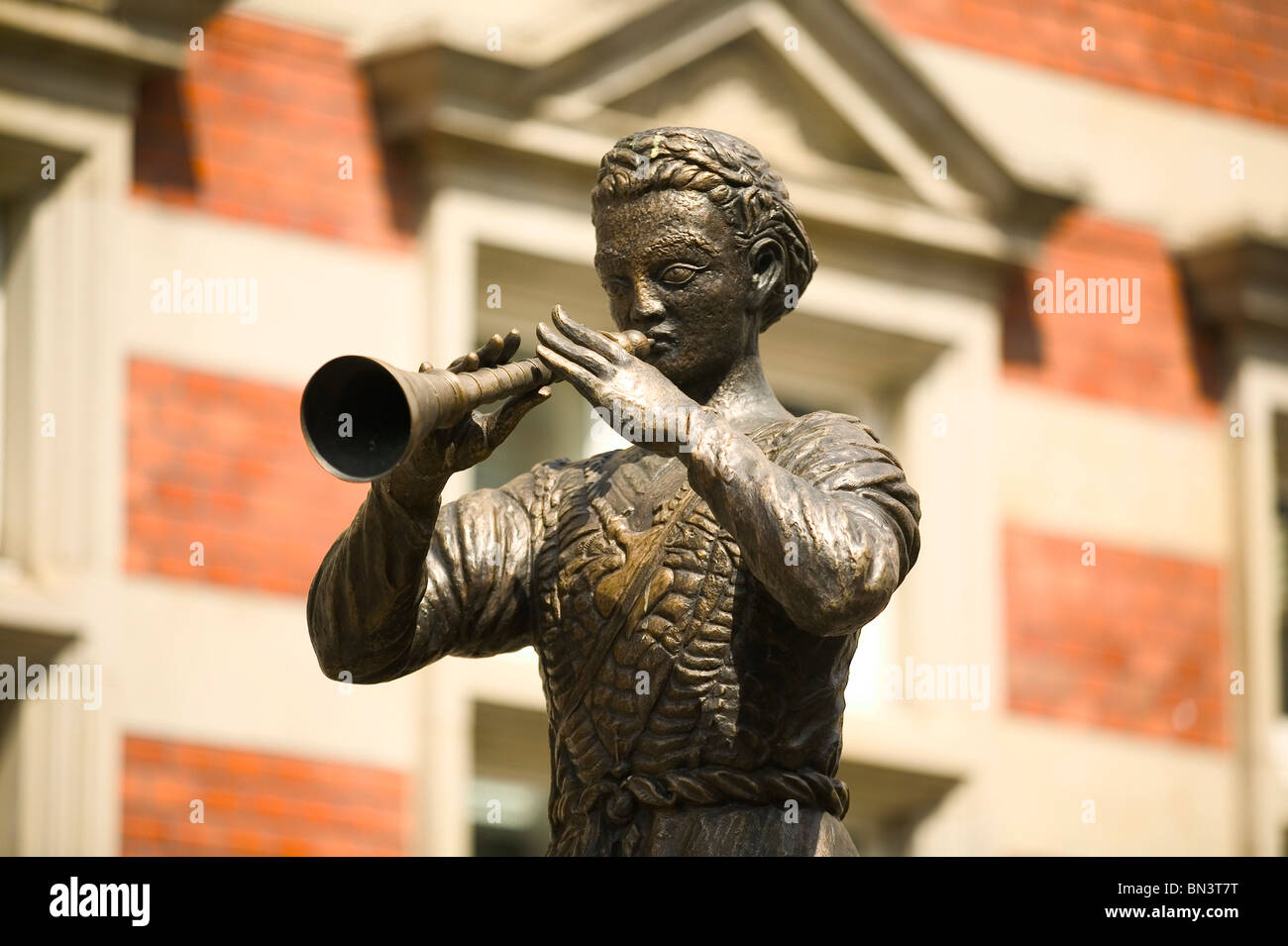 Nahaufnahme der Statue des Mannes spielt Trompete Stockfoto