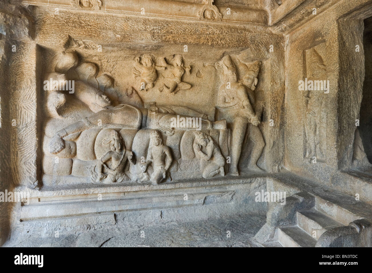 Indien-Tamil Nadu Mamallapuram ein Basrelief in der Adivaraha Höhle-Tempel Stockfoto Indien-Tamil Nadu Mamallapuram ein Basrelief in der Adivaraha Höhle-Tempel Stockfoto