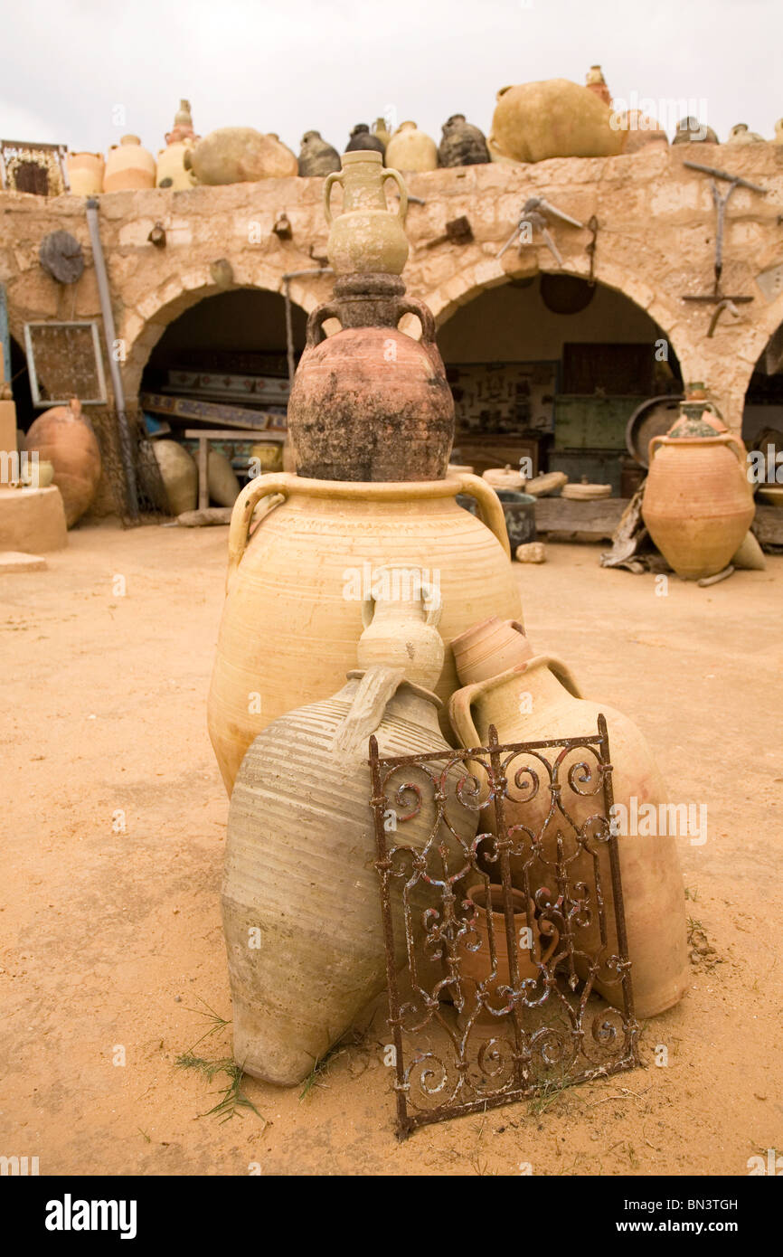 Keramik ist in dem Dorf Guellala auf der Insel Djerba, Tunesien angezeigt. Stockfoto