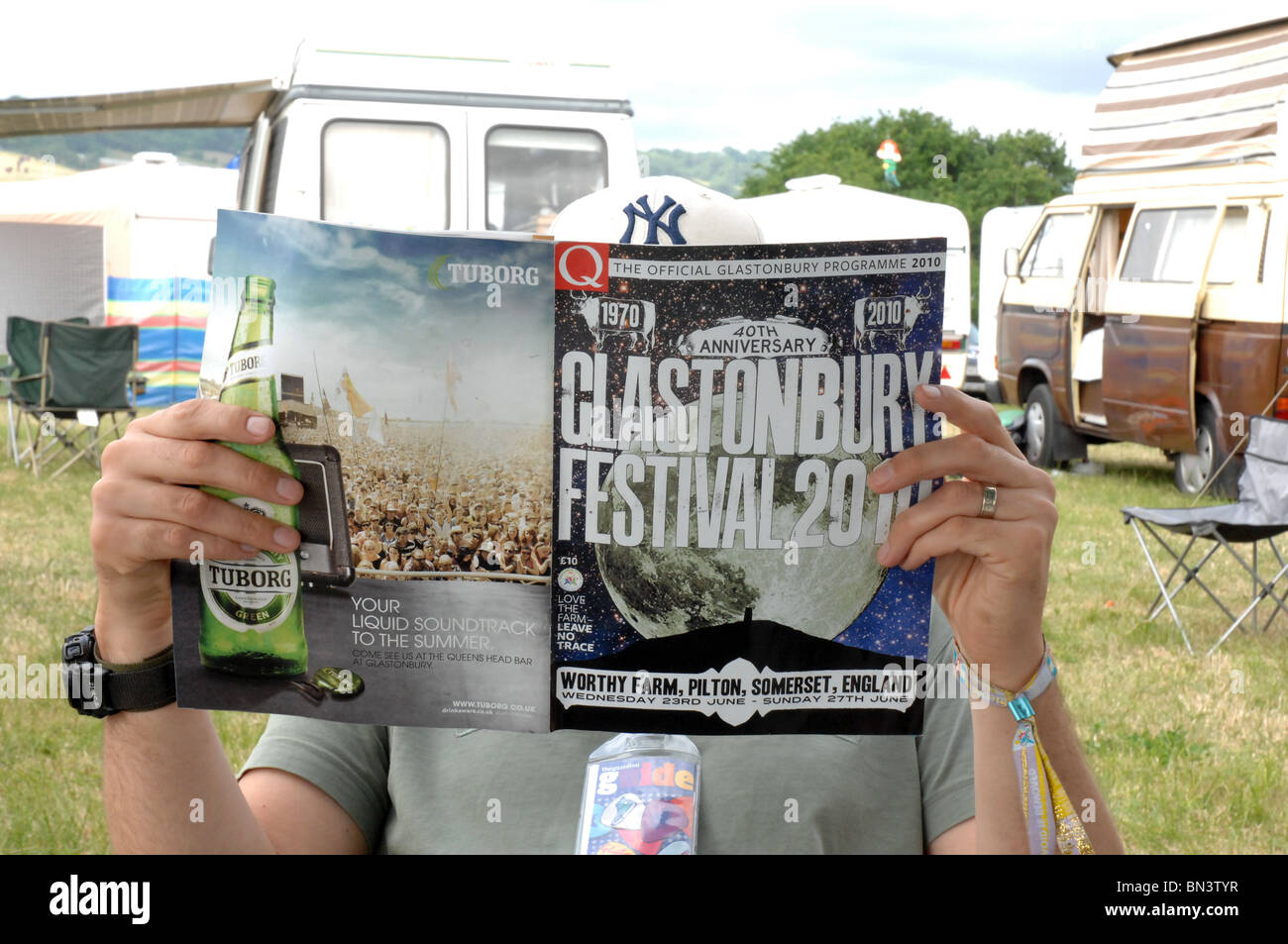 Ein Festival Goer plant seine Wochenende Stockfoto