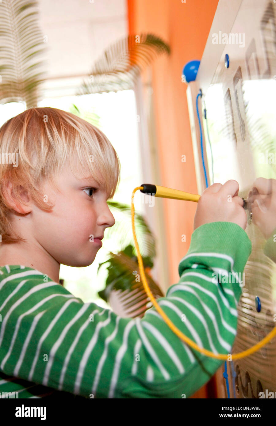 Kleiner Junge spielt in einem Kindergarten, niedrigen Winkel Ansicht Stockfoto