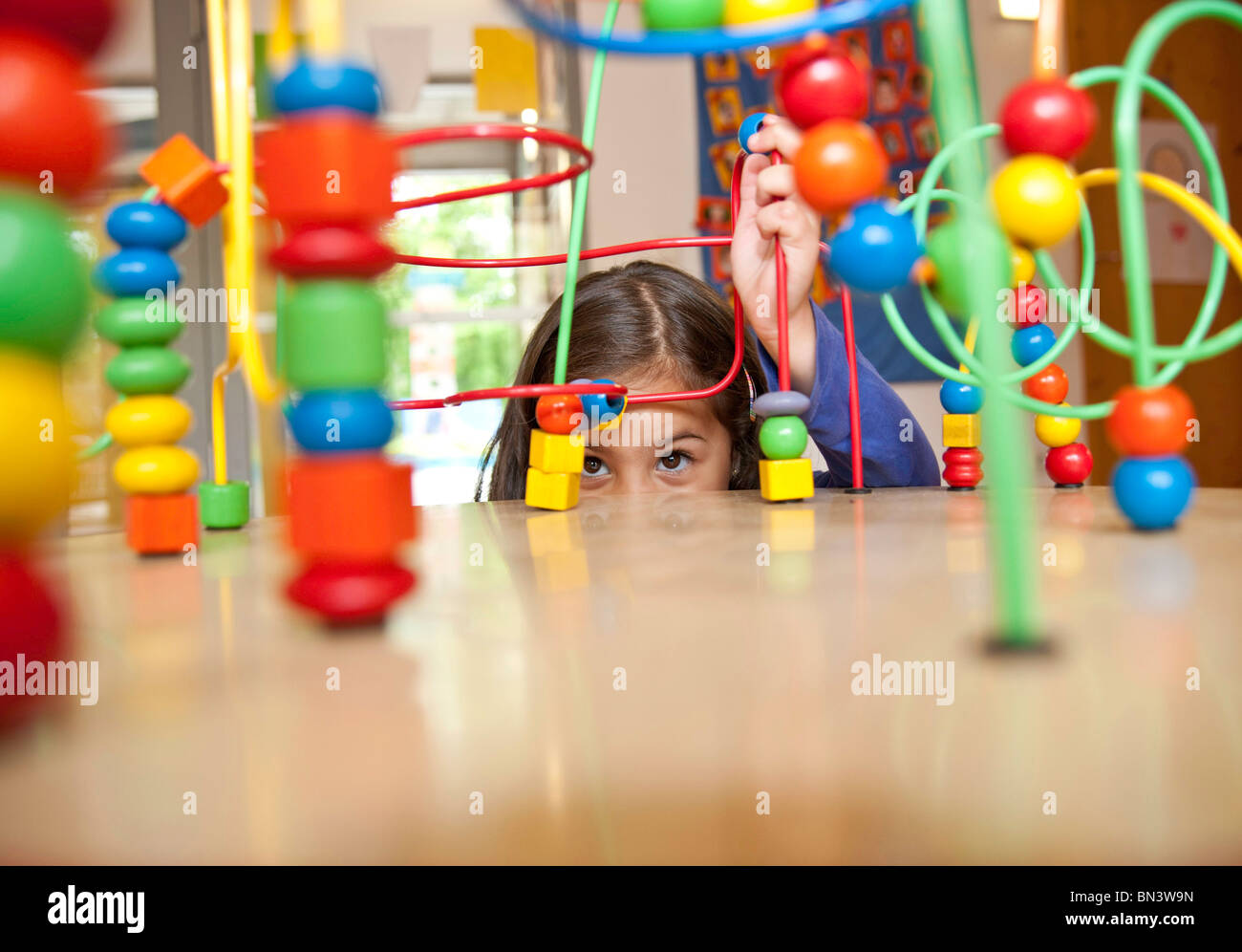 Junge Mädchen spielen mit ein pädagogisches Spielzeug Stockfoto