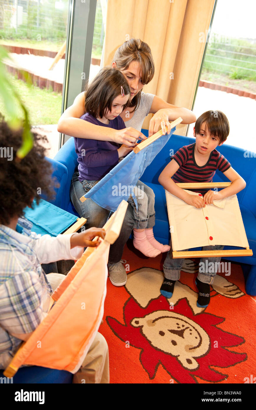 Kindergärtnerin und Verbindungselemente Rahmen, erhöhten Blick spielende Kinder Stockfoto