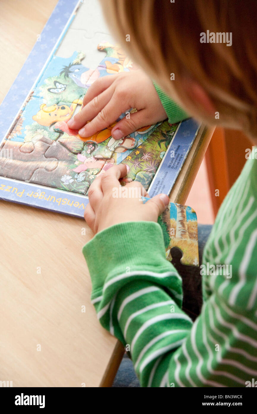 Kleiner Junge macht eine Stichsäge, erhöhten Blick Stockfoto