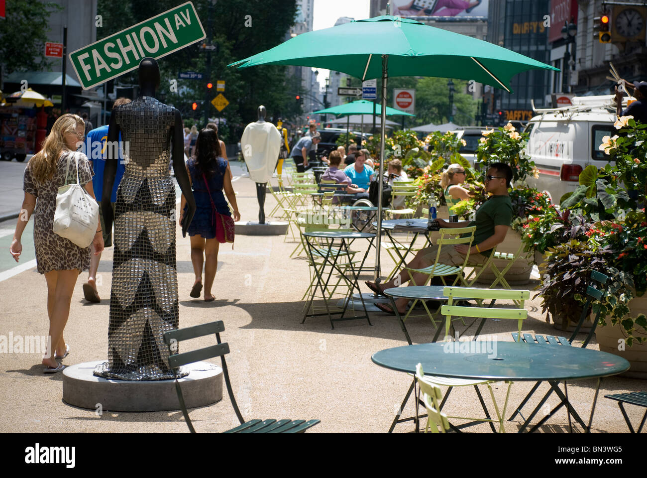 Eine Schaufensterpuppe in Sidewalk Catwalk trägt eine Outfit s entworfen von Studenten der Fashion Institute of Technology in New York Stockfoto