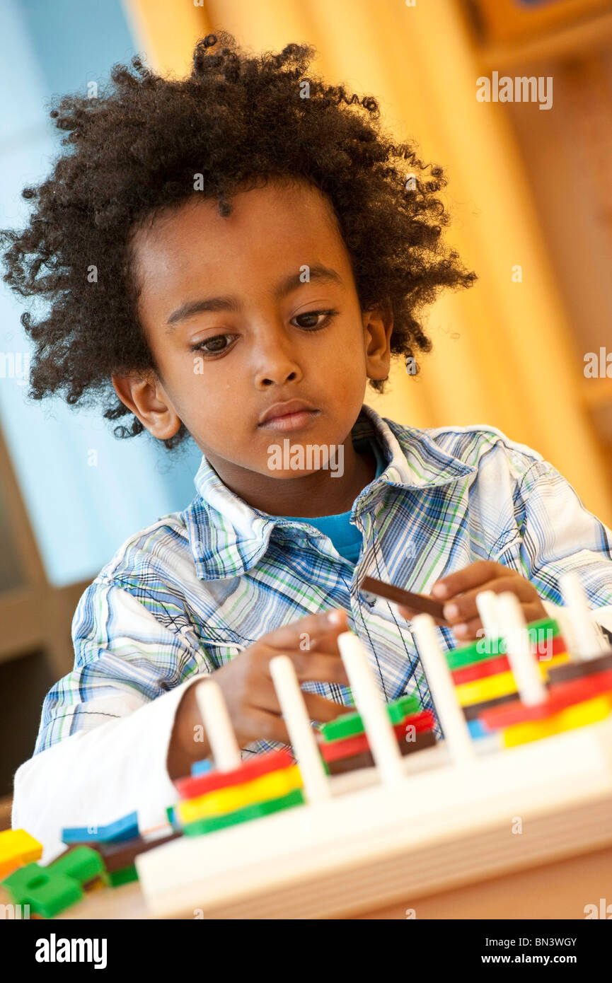 Kleiner Junge spielt mit Spielzeug, Porträt Stockfoto