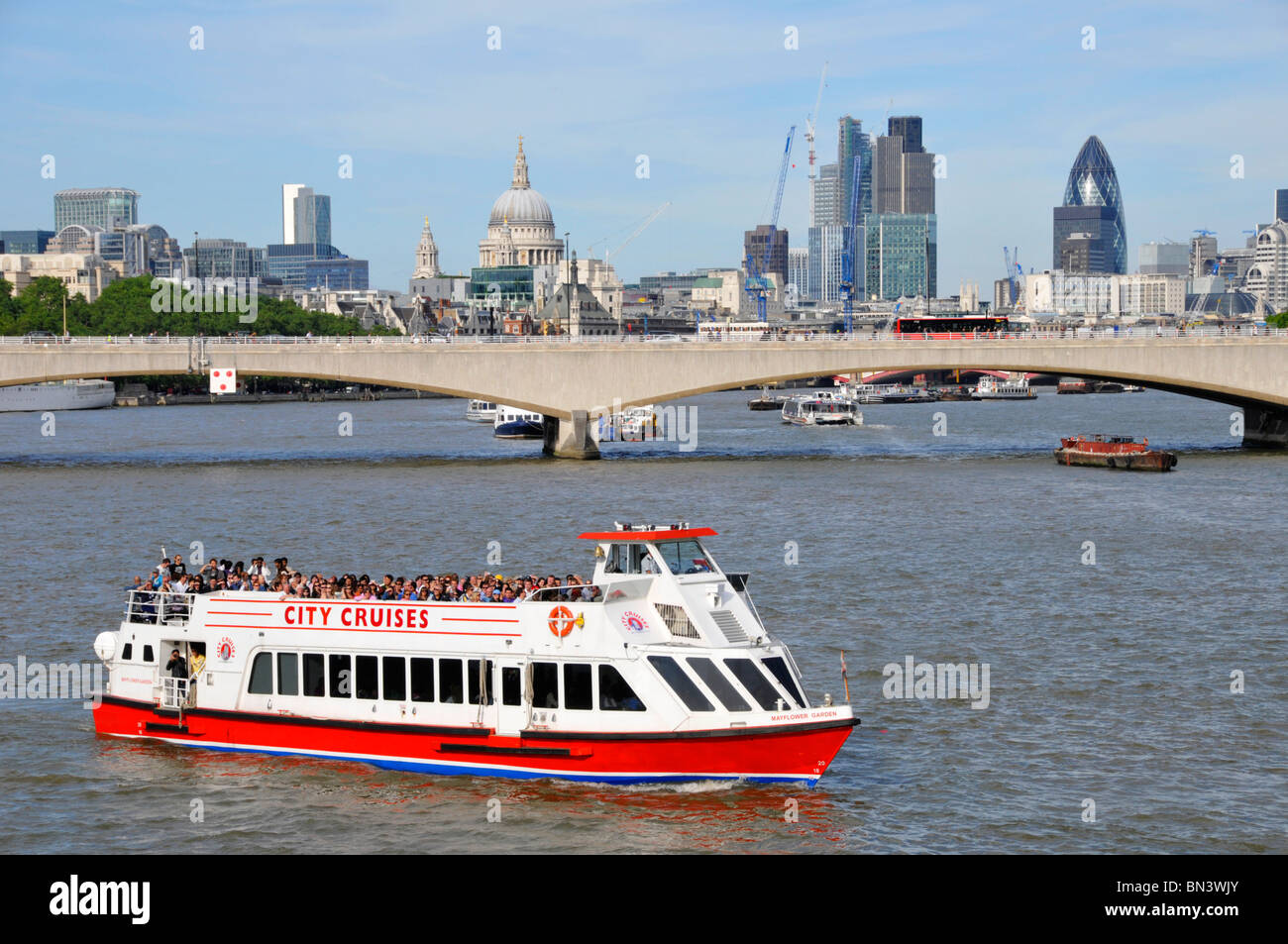 River Thames Tour Boot Waterloo Bridge und City of London skyline Stockfoto