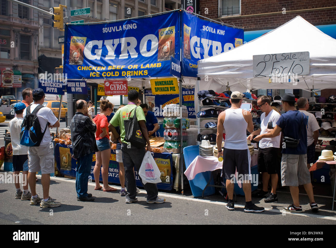 New Yorker und Besucher Essen bei einem Straßenfest auf der Sixth Avenue in New York Stockfoto