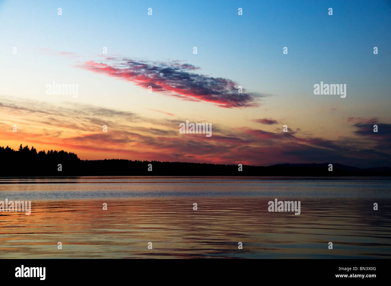 Sonnenuntergang über Fall Bucht im Süden Puget Sound nahe McMicken Island im US-Bundesstaat Washington. Stockfoto