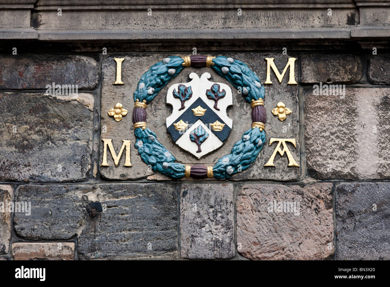 Wappen über dem Eingang zum John Knox House auf der Royal Mile, Edinburgh. Stockfoto