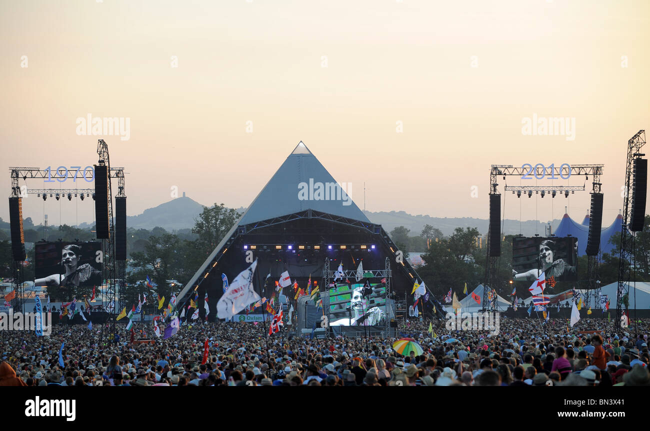 Ana Matronic von den Scissor Sisters auf der Pyramide-Bühne am Glastonbury 2010 Stockfoto