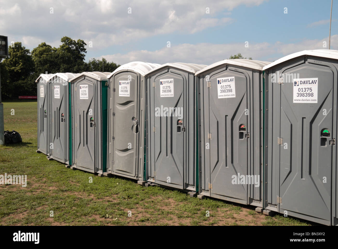 Reihe tragbarer Toiletten (loos) bei einer Sportveranstaltung in Richmond, Surrey, Großbritannien. Juni 2010 Stockfoto