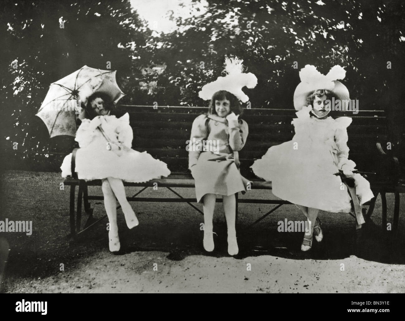 Drei kleine Mädchen im Victoria Park, Foto Paul Martin. England, 1898 Stockfoto