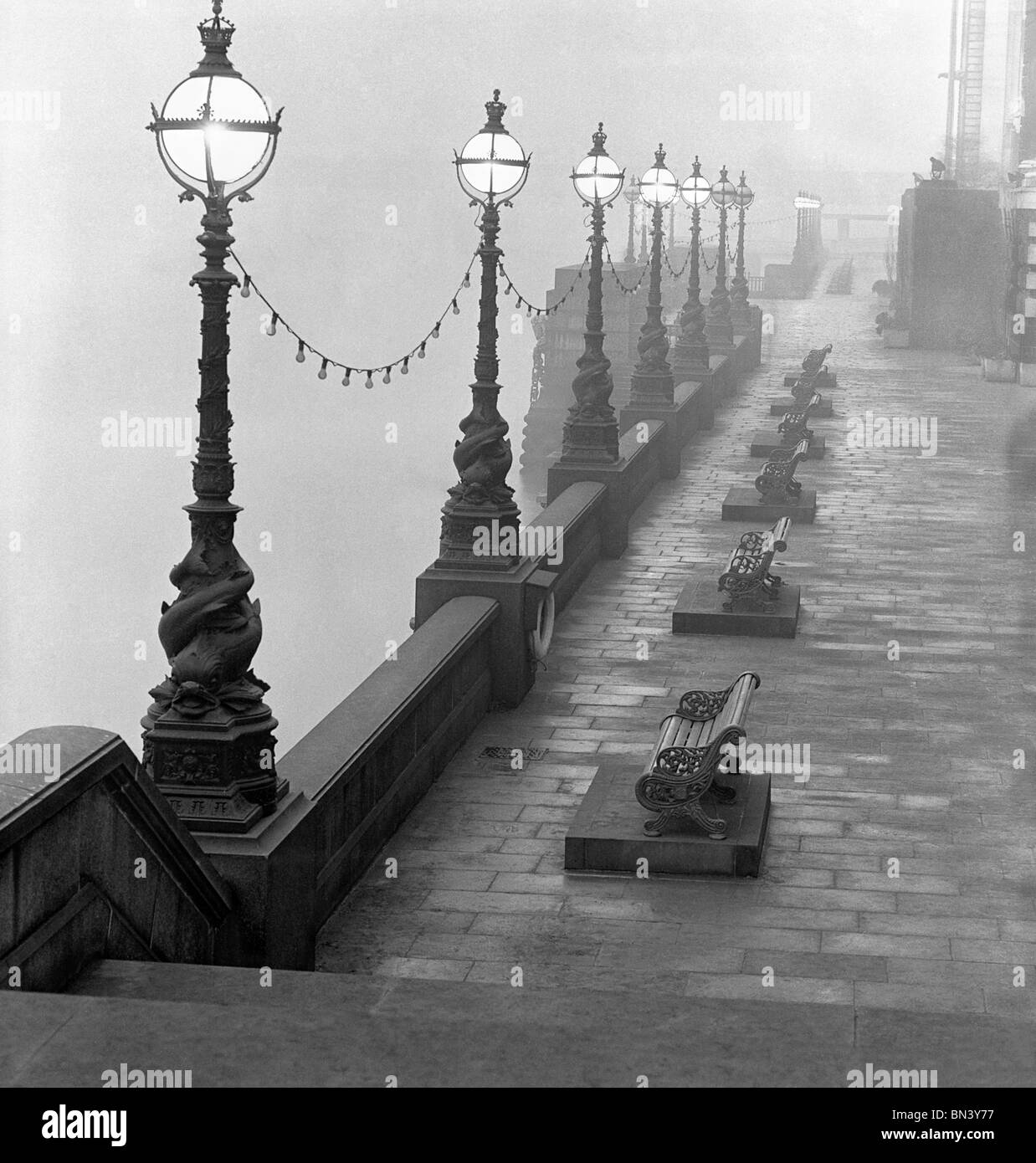 Laternenmasten und Bänke an der Themse. Foto von John Gay (1909-1999). London, England, c.1940 Stockfoto