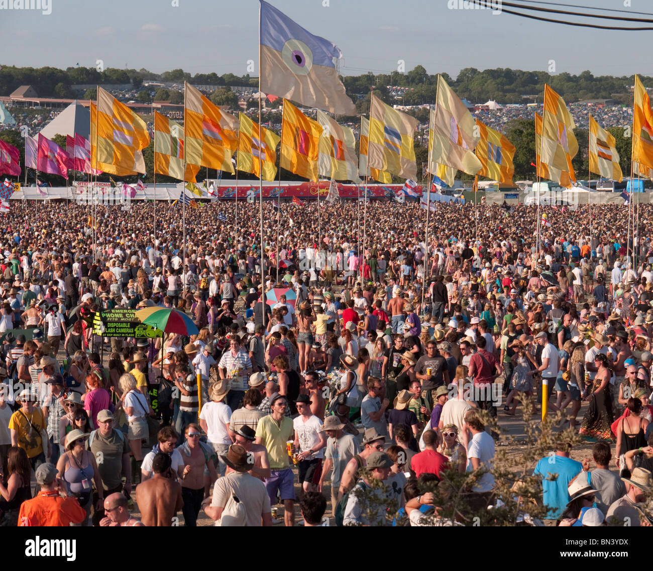 Ein Meer von Menschen und Fahnen auf dem Glastonbury Festival in England Stockfoto