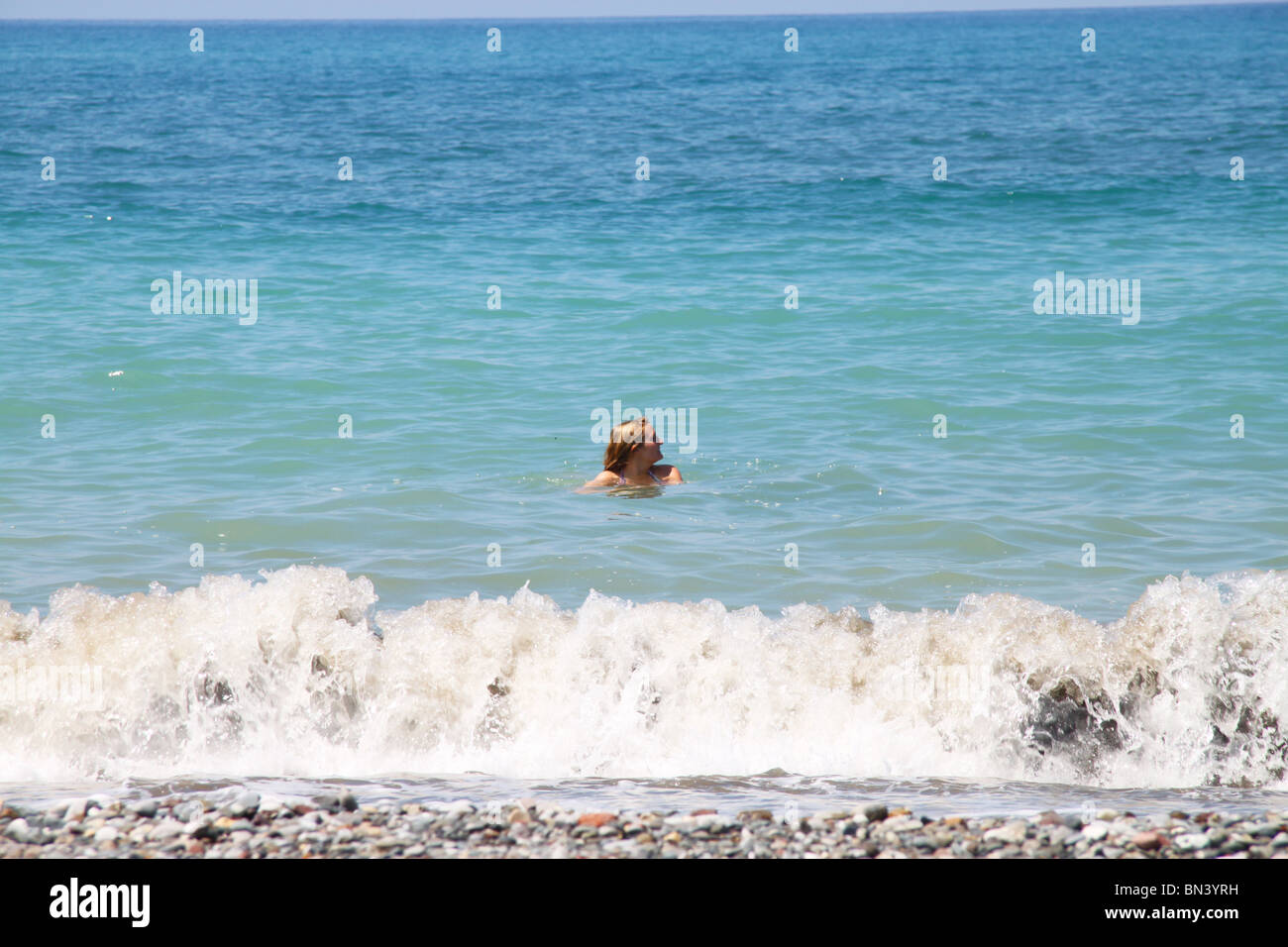 Eine Frau, die Schwimmen im Meer, Marina di Bibbona in der Provinz Livorno in der Toskana Stockfoto