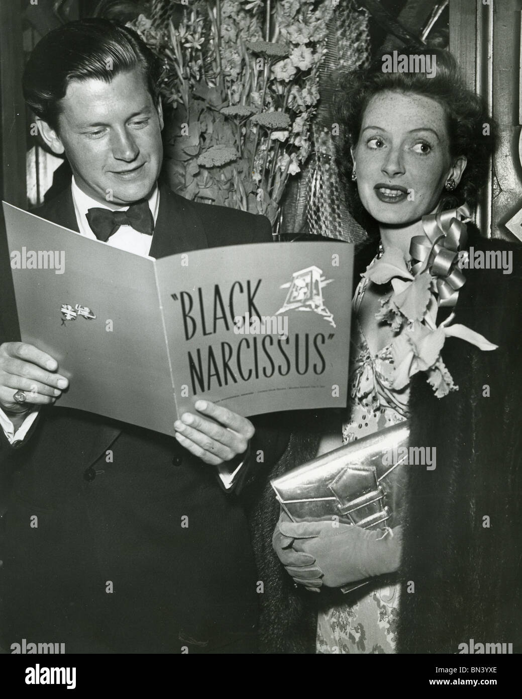DEBORAH KERR schottische Schauspielerin mit ersten Mann RAF Squadron Leader Anthony Bartley bei der Premiere des Films Black Narcissus 1947 Stockfoto