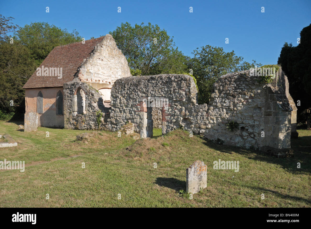 Die Ruinen der alten Kirche Greatham, (erbaut im Jahre 1292), Hampshire, UK. Juni 2010 Stockfoto