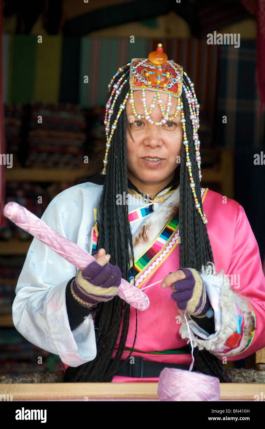 Porträt der Frau mit langes geflochtenes Haar wickeln Wolle Zhongdian Yunnan China Stockfoto
