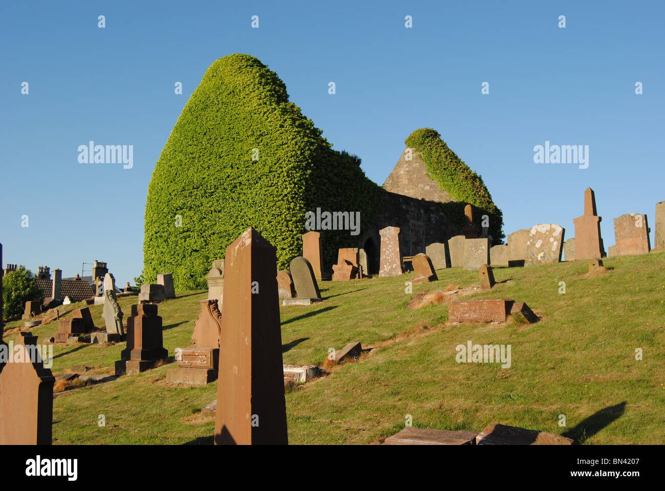 Pfarrkirche des Heiligen Nikolaus und Friedhof Ruine in Prestwick, South Ayrshire. Stockfoto