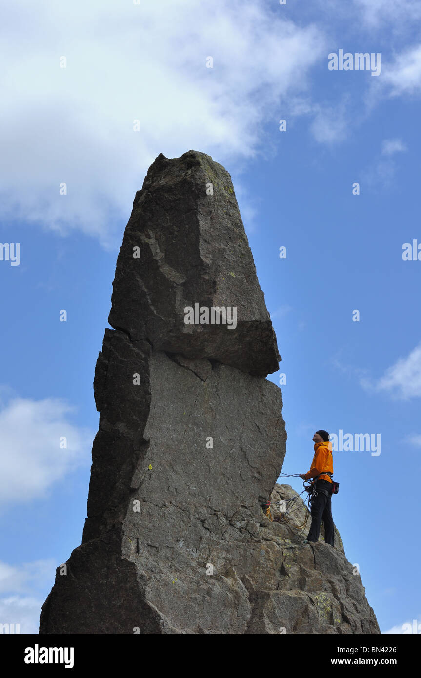 Bergsteiger auf einen Nadel am großen Giebel im Lake District Stockfoto