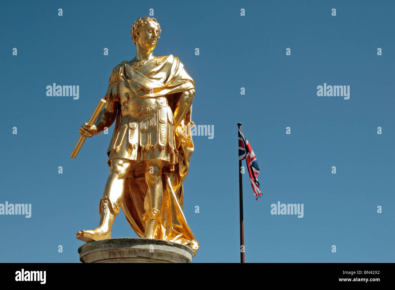 Anschluß-Markierungsfahne fliegen hinter die goldene Statue von König Charles II in Abbildung Court des Royal Hospital, London. Jun 2010 Stockfoto