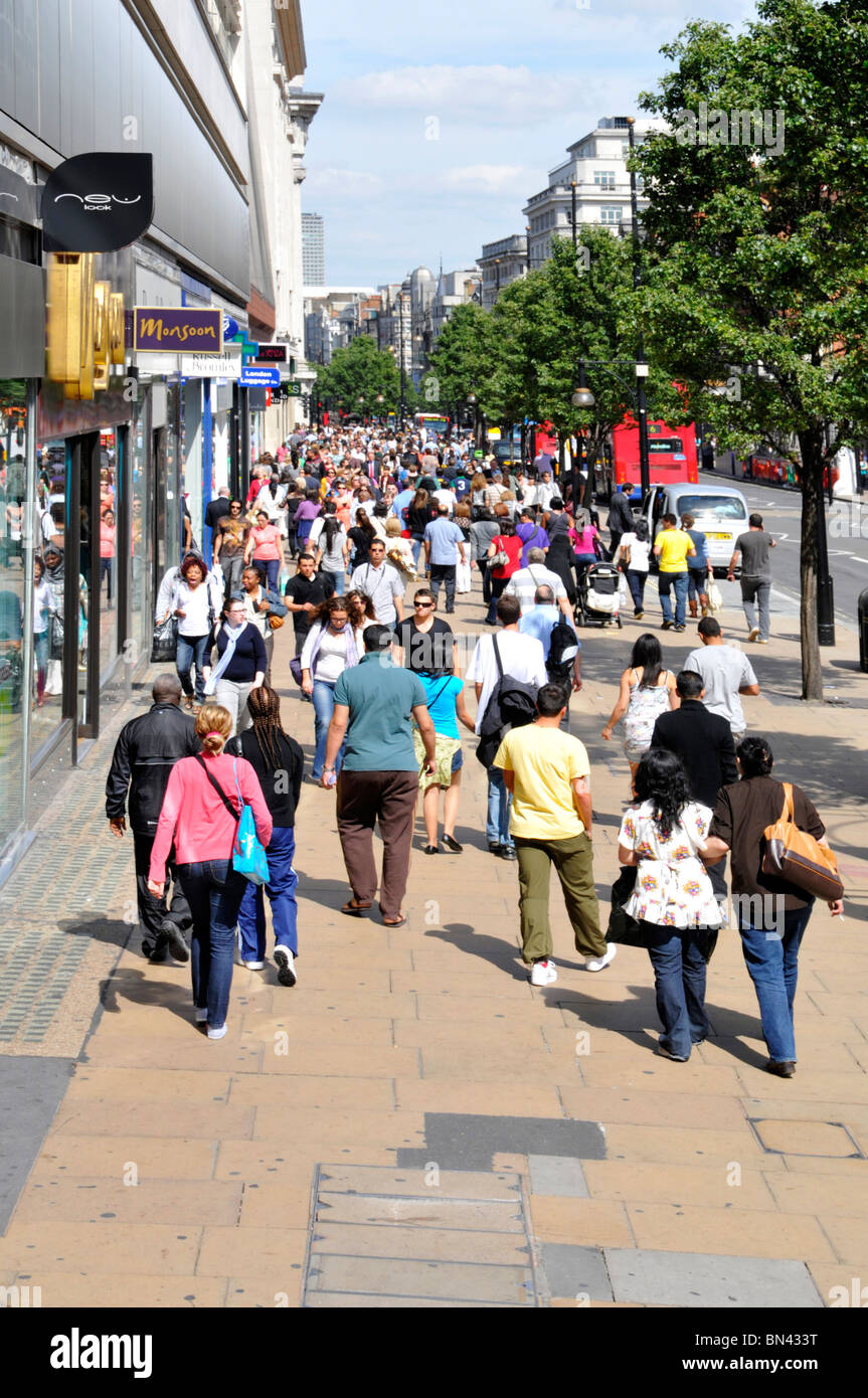 Die Menge der Käufer und Touristen sehen von oben auf dem belebten Bürgersteig der Oxford Street, der berühmten Einkaufsstraße im West End und den Geschäften am Sommertag in London, Großbritannien Stockfoto
