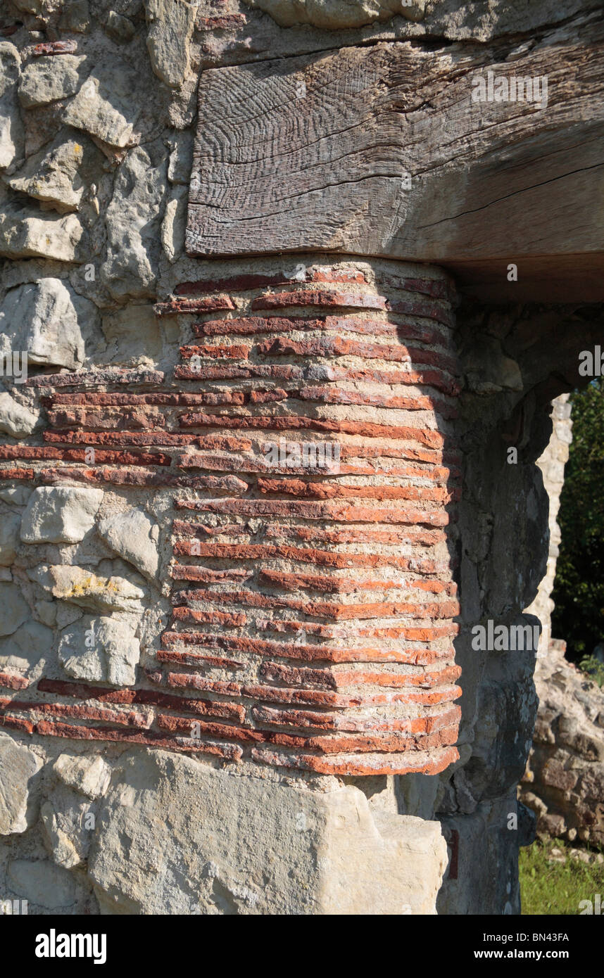 Nahaufnahme Tür Detail von den Ruinen der alten Kirche Greatham, (erbaut im Jahre 1292), Hampshire, UK. Juni 2010 Stockfoto