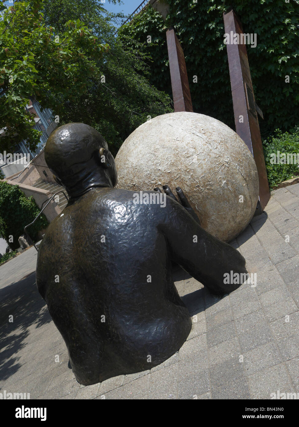 Die Skulptur "Schiefen" von David Phelps in der Nähe von Canal Bricktown Oklahoma City, USA. Stockfoto