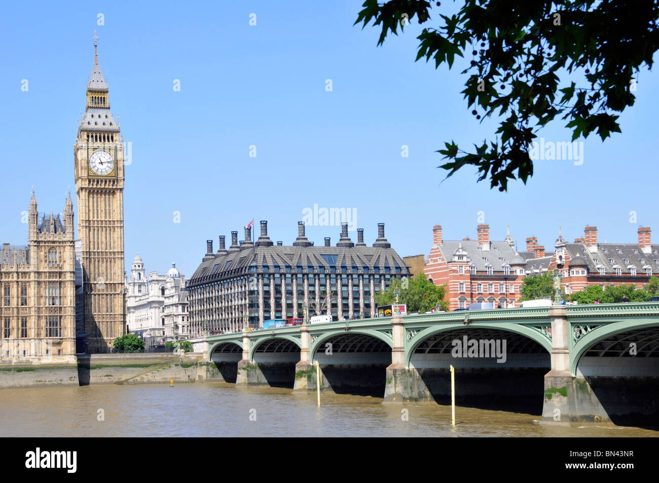 Big Ben Elizabeth Uhrturm an Houses of Parliament mit MP-Büros im Portcullis House neben der Themse & Westminster Bridge London England Großbritannien Stockfoto
