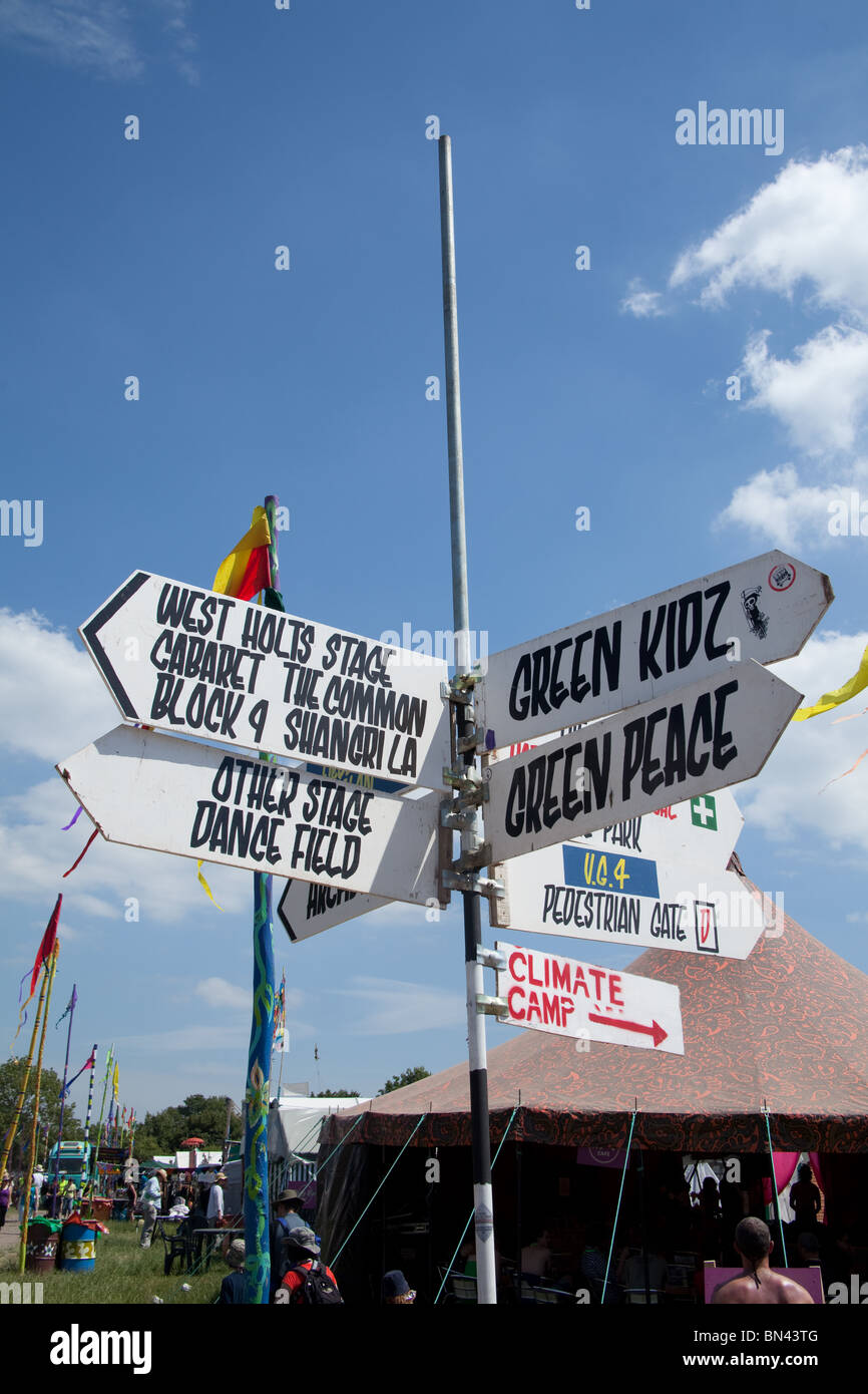 Richtungen Zeichen auf dem Glastonbury Festival 2010 Stockfoto