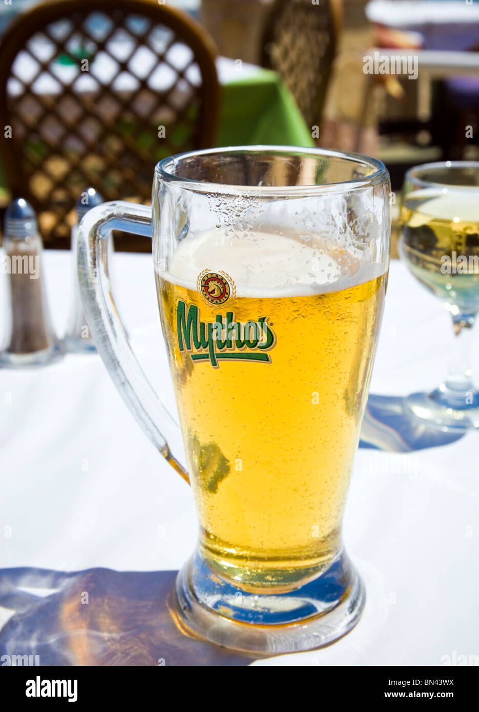 PINT GRIECHISCHES BIER IN EINER TAVERNE. Stockfoto