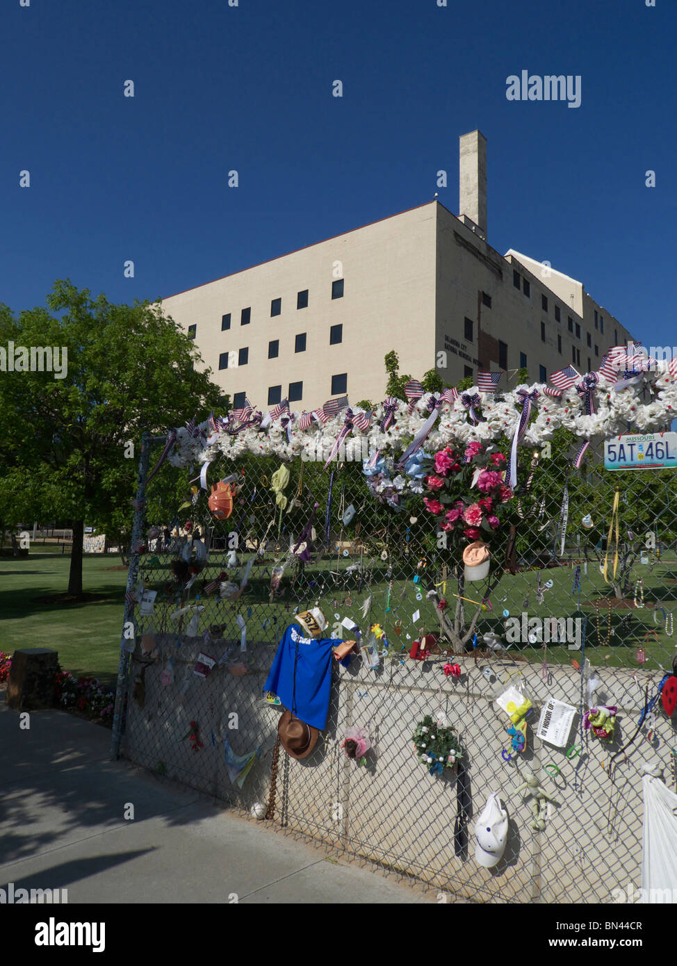 Artikel der Erinnerung auf dem Zaun an der Oklahoma City National Memorial. Stockfoto