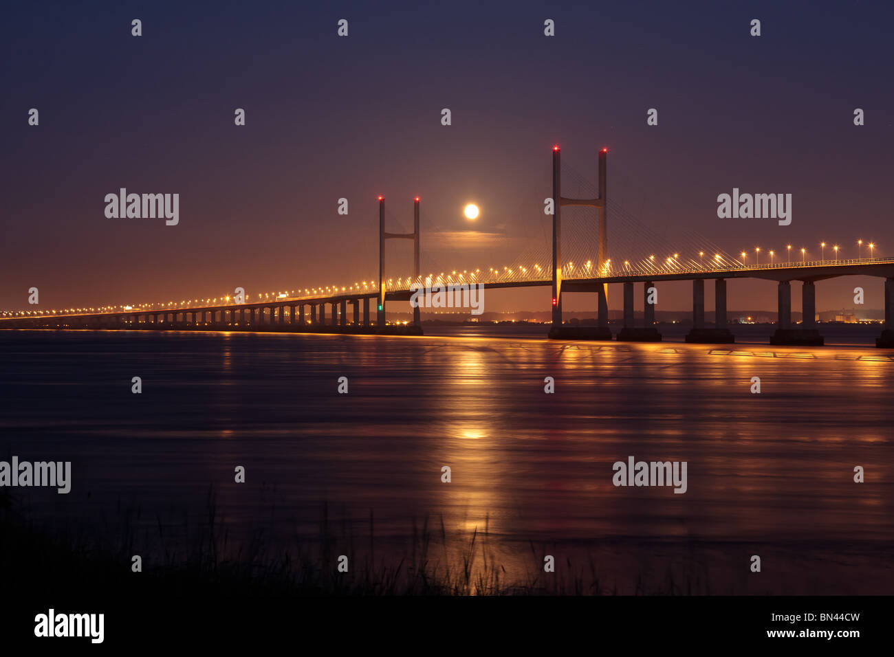 Der Vollmond steigt über die zweite Severn-Brücke. Stockfoto