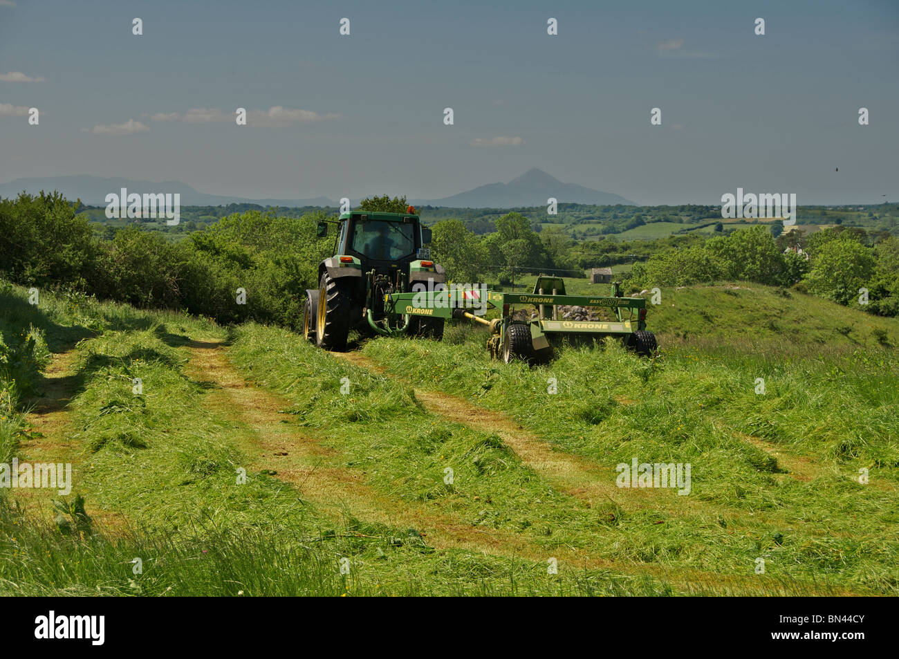 Ein Landwirt Schnitt Heu im Westen von Irland Stockfoto